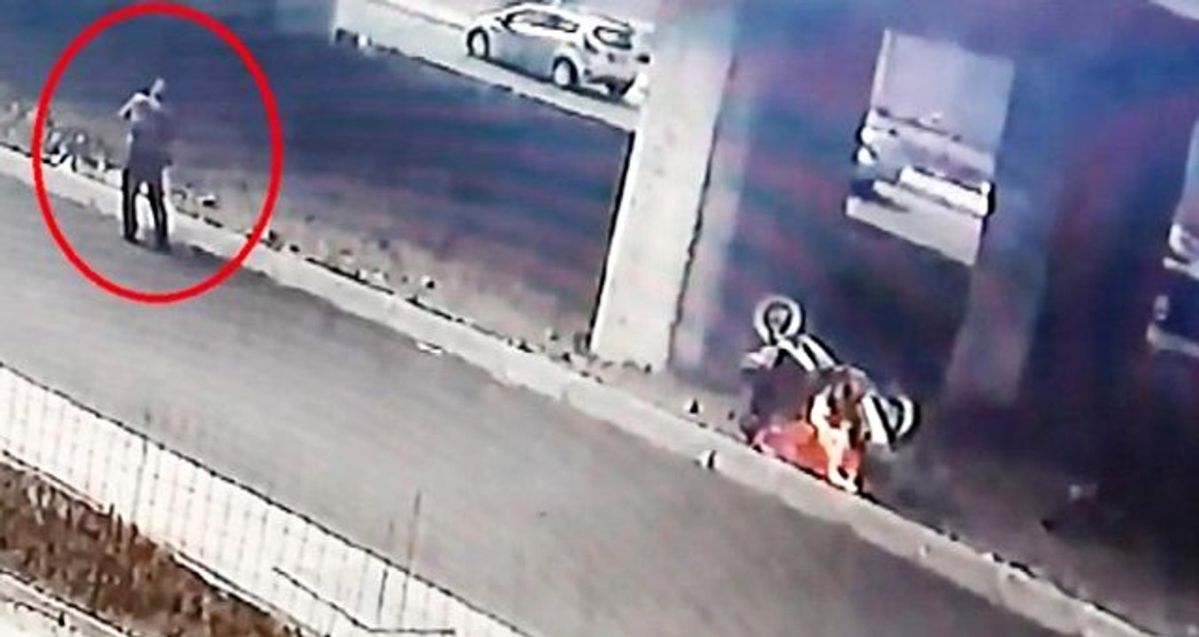 Arızalanan motosikletini yaktı: Alevler yükselirken yürüyerek uzaklaştı