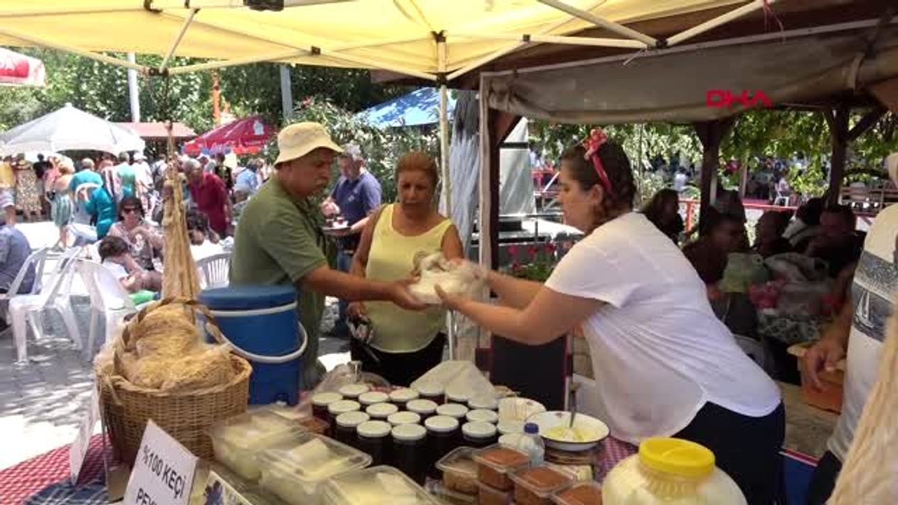 İZMİR ATA EKMEĞİ VE ARMOLA PEYNİRİ FESTİVALİ'NDE YÖRESEL TATLAR İLGİ GÖRDÜ