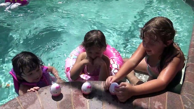 Hello Kitty - Diversão na Piscina com Brinquedos e Ovos Surpresa da Hello Kitty
