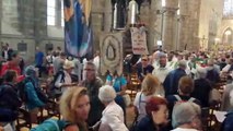 Les pélerins du Trobreiz chantent le Da Feiz dans la cathédrale de Dol de Bretagne