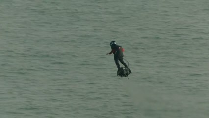 Consiguen cruzar el Canal de la Mancha a bordo de un "flyboard"