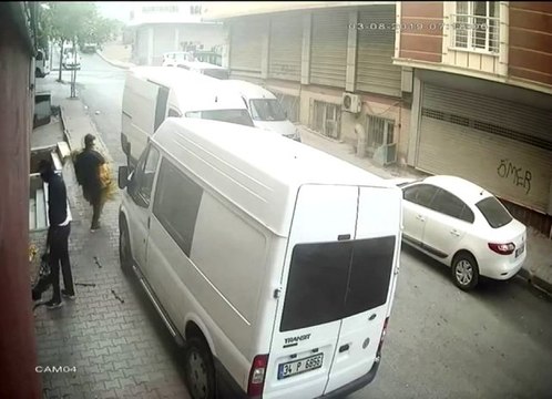 Sultangazi'de hırsızlar elbiseleri kucaklayarak böyle çaldı