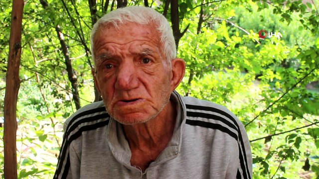 Evine yol olmadığı için battaniye ile ambulansa taşınıyor