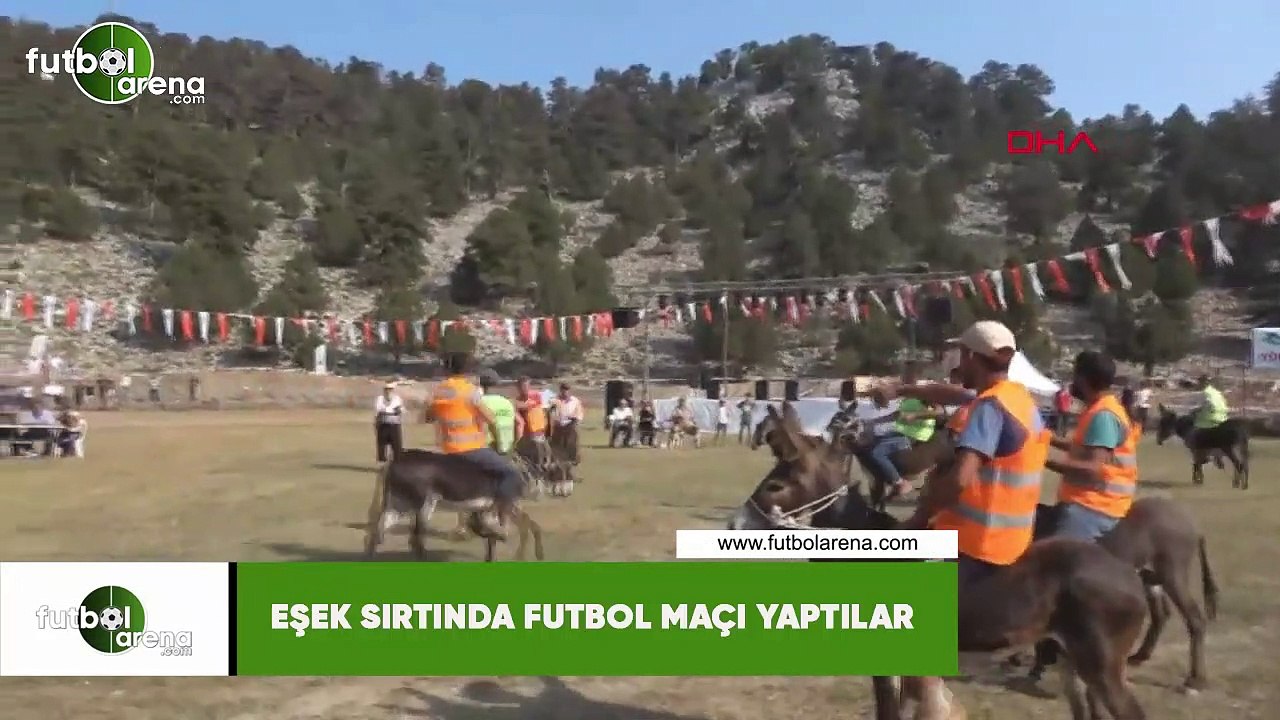 Eşek sırtında futbol maçı yaptılar
