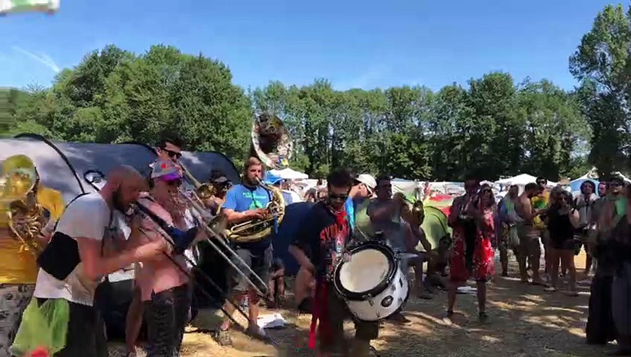 Réveil en fanfare au Foreztival