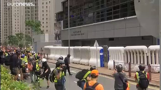 شرطة هونغ كونغ تطلق الغاز المسيل للدموع على محتجين والصين تحذر بأنها لن تقف مكتوفة الأيدي