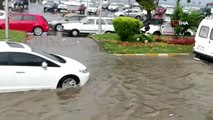 Şiddetli yağış sele neden oldu... Araçlar yolda mahsur kaldı