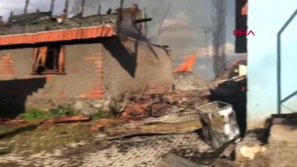 Çorum'da yangın: 7 ev yandı