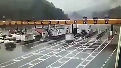 Ce camion détruit un péage avec sa nacelle... Bien joué