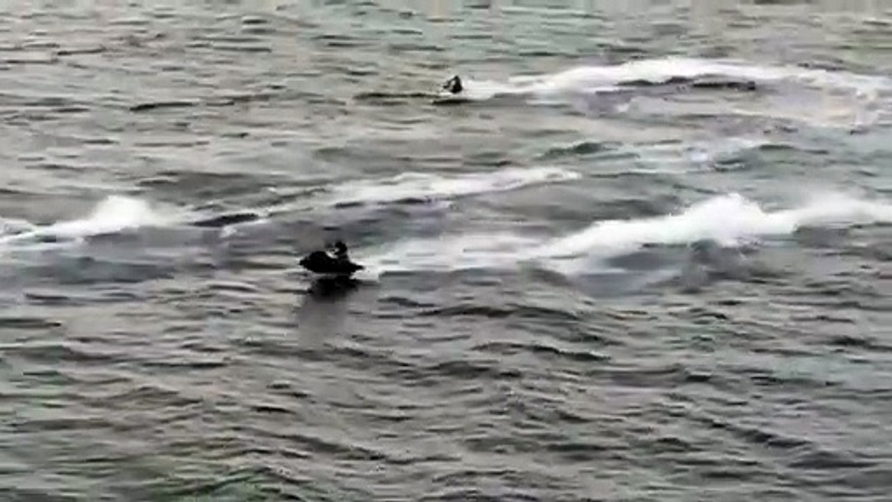 3 idiots en Jet Ski enchainent 3 chutes, chacun leur tour