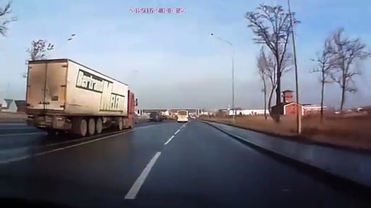 Ce conducteur de camion a un réflexe incroyable et évite le pire