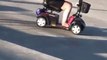 Une femme vient faire de la rampe en fauteuil roulant électrique dans un skatepark
