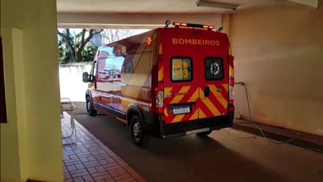 Menino de 3 anos sofre fraturas em dedos ao prensar mão em cilindro elétrico