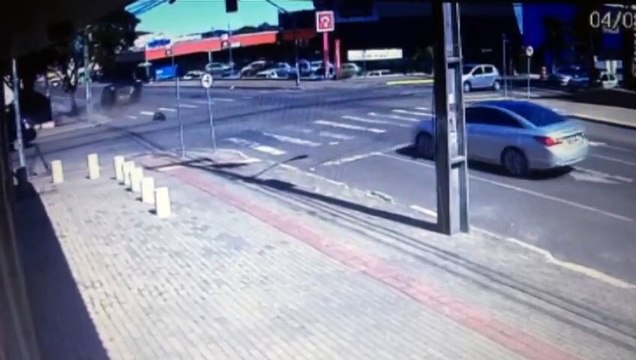 Câmera flagra colisão seguida de capotamento no Bairro Neva