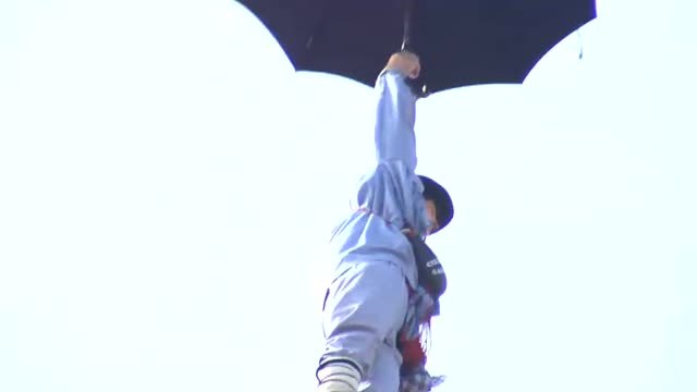 La bajada de Celedón da el pistoletazo de salida a las fiestas de Vitoria