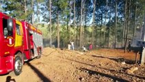 Bombeiros combatem incêndio no Bairro Cascavel Velho