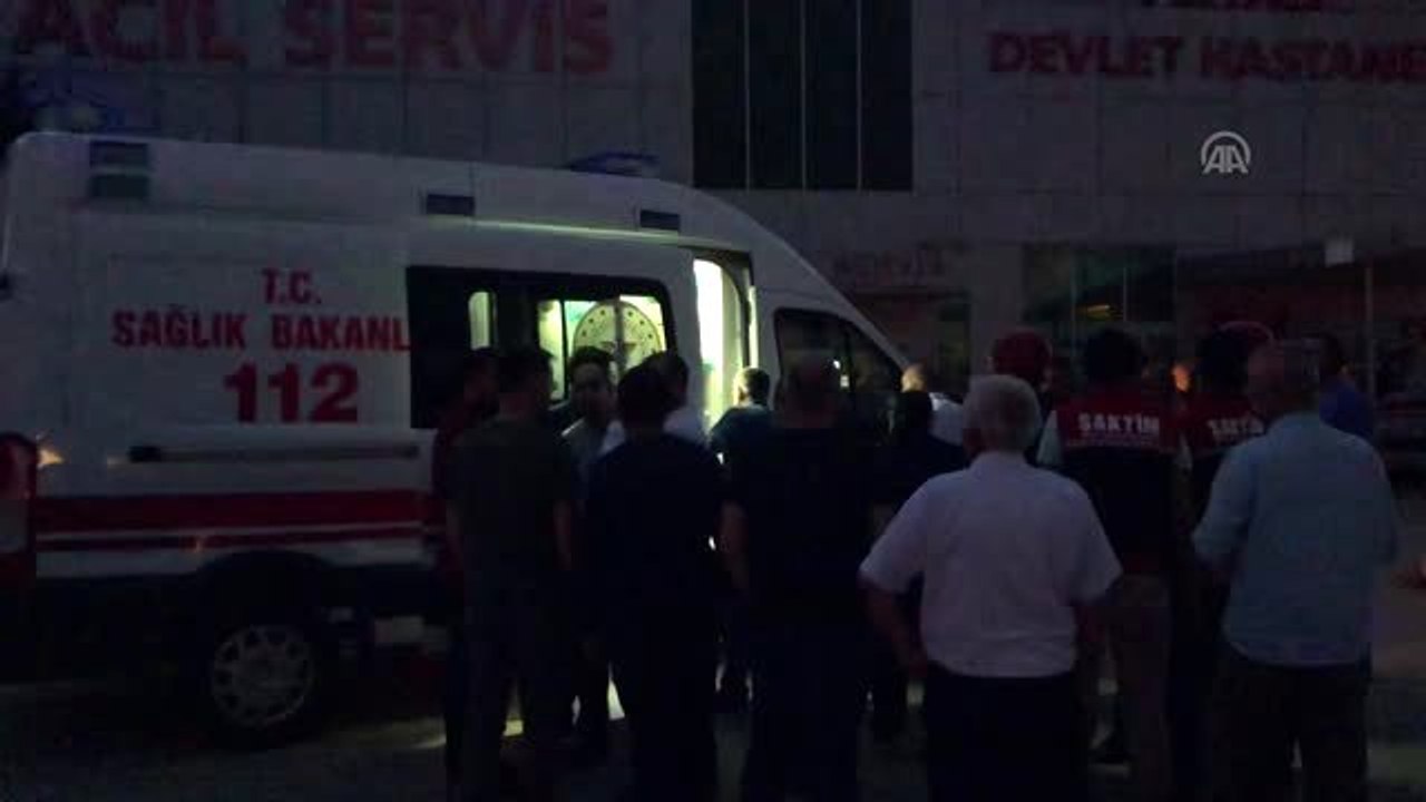 Eli kıyma makinesine sıkışan kasap yaralandı