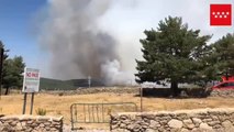 Los bomberos siguen intentando estabilizar el fuego declarado esta tarde en la sierra de Guadarrama