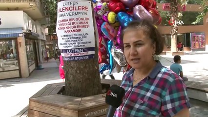 Kendi İçin Yazılan Uyarı Pankartının Altında Oturup Para Saydı