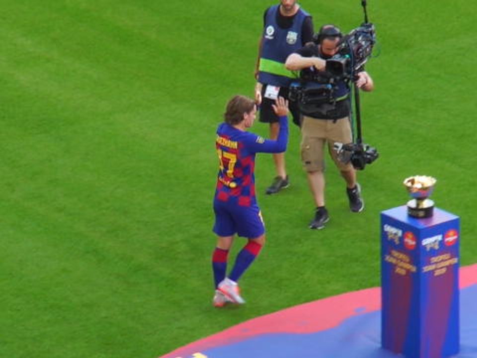 Barça - Les joueurs présentés au Camp Nou, Griezmann et Messi acclamés