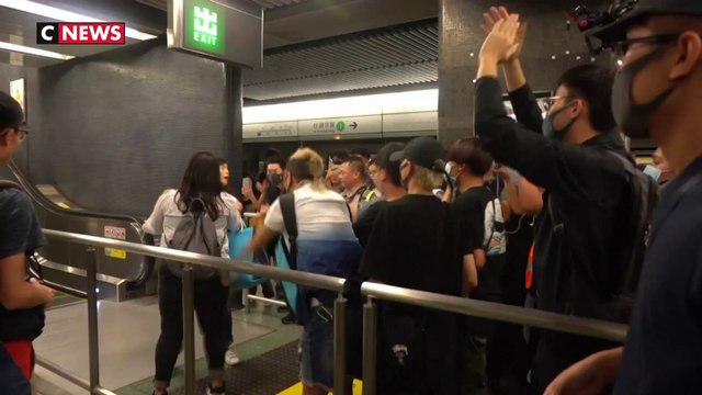 Hong Kong : les manifestants prodémocratie bloquent les transports en commun