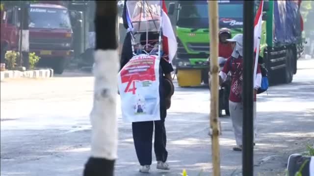 Un hombre inicia una caminata marcha atrás hacia Yakarta para proteger los bosques