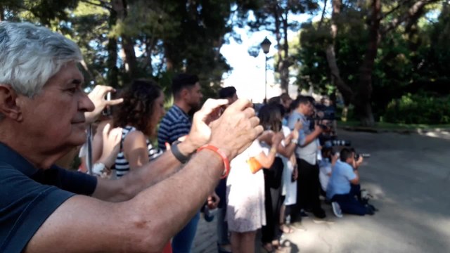 Los Reyes de España y sus hijas posan ante la prensa