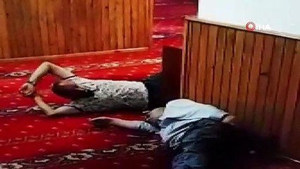 Camide uzanma numarası yaptı, uyuyan şahsın telefonunu çaldı