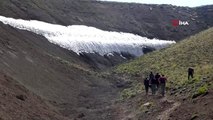 Göçerler su ihtiyaçlarını Nemrut Dağı'ndan topladıkları karla çözüyor
