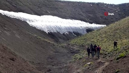 Göçerler su ihtiyaçlarını Nemrut Dağı'ndan topladıkları karla çözüyor