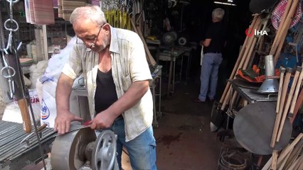 Bıçaklar kurbanlıklar için bileniyor