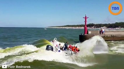 Un bateau se retourne en rentrant  au port à cause des vagues !