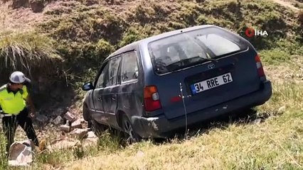 Boş sulama kanalına düşen otomobil korkuttu