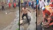 VIDEO: नदी से शहर में घुस आया 10 फीट लंबा मगरमच्छ, 7 जवानों ने 2 मिनट में ऐसे किया काबू