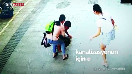 Kanalizasyon deliğine düşen çocuk ölümden döndü