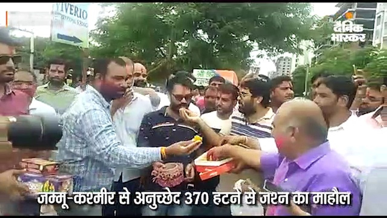 लोगों ने एक-दूसरे को गुलाल लगाकर मनाया जश्न