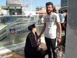 (Özel) Taksim Meydanında turistlerden para çalan Suriyeli kadın yakalandı