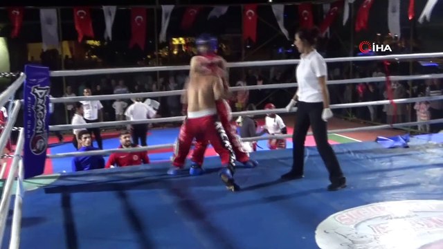 Kick Boks sporcularının madalya sevinci