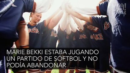 Amamanta a su hijo a través de una valla y genera mucha controversia