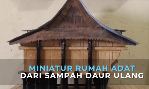 MINIATUR RUMAH ADAT DARI SAMPAH DAUR ULANG