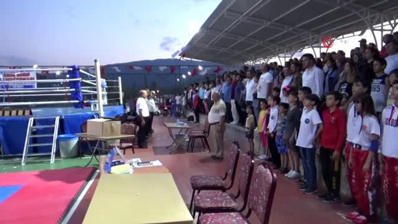 Kick Boks sporcularının madalya sevinci