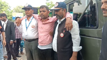 VIDEO: छुट्टी पर घर आए फौजी की रास्ते में हुई यूपी पुलिस  से कहासुनी, थाने में रातभर पीटा