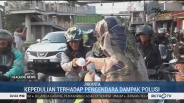 Polusi Jakarta Parah, Relawan Bagikan Masker ke Pengendara