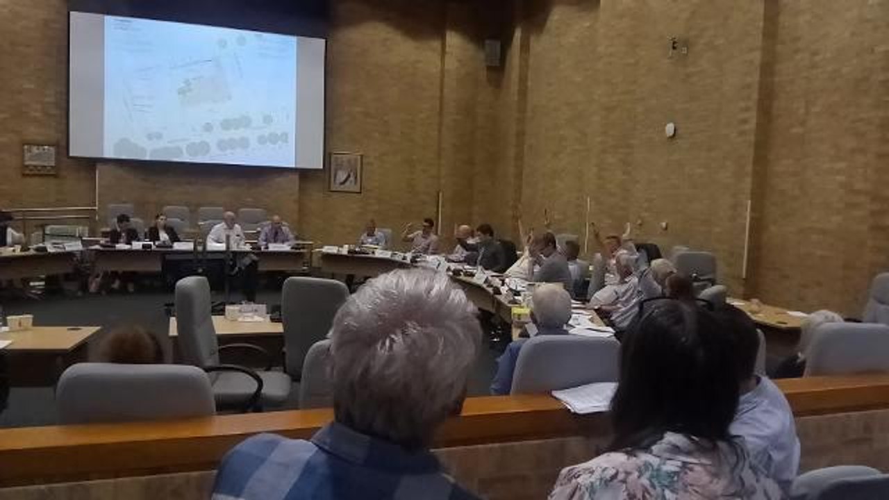 Voting at MK Council