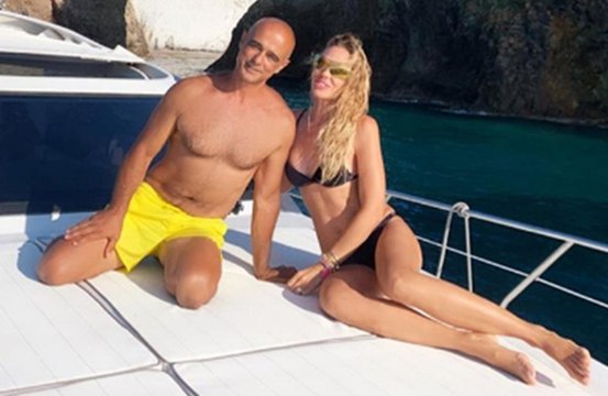 Ilary Blasi salva un paparazzo in mezzo al mare