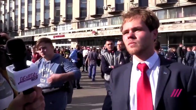 Polis 'ılımlı' derken gözaltına alındı