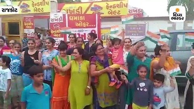 જમ્મુ કાશ્મીરમાં 370 કલમ હટતા ખુશીનો માહોલ, વકીલો અને લોકોએ ફટાકડા ફોડી નિર્ણય વધાવ્યો