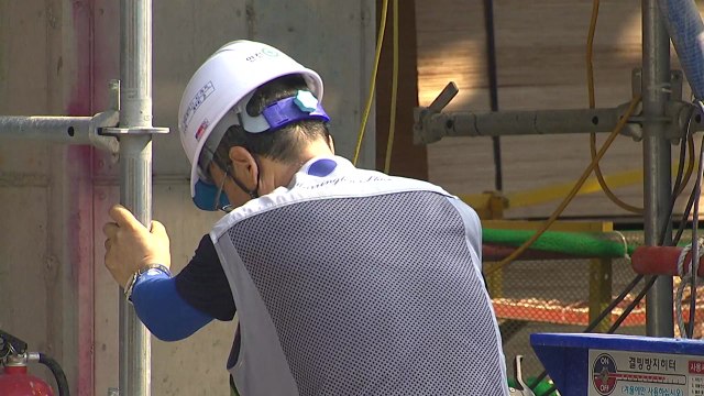 더위와 사투 ...폭염에 노출된 옥외 노동자 / YTN