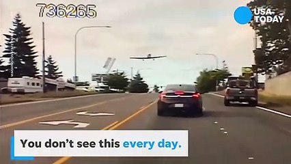 Un avion a été contraint d'atterrir en pleine route