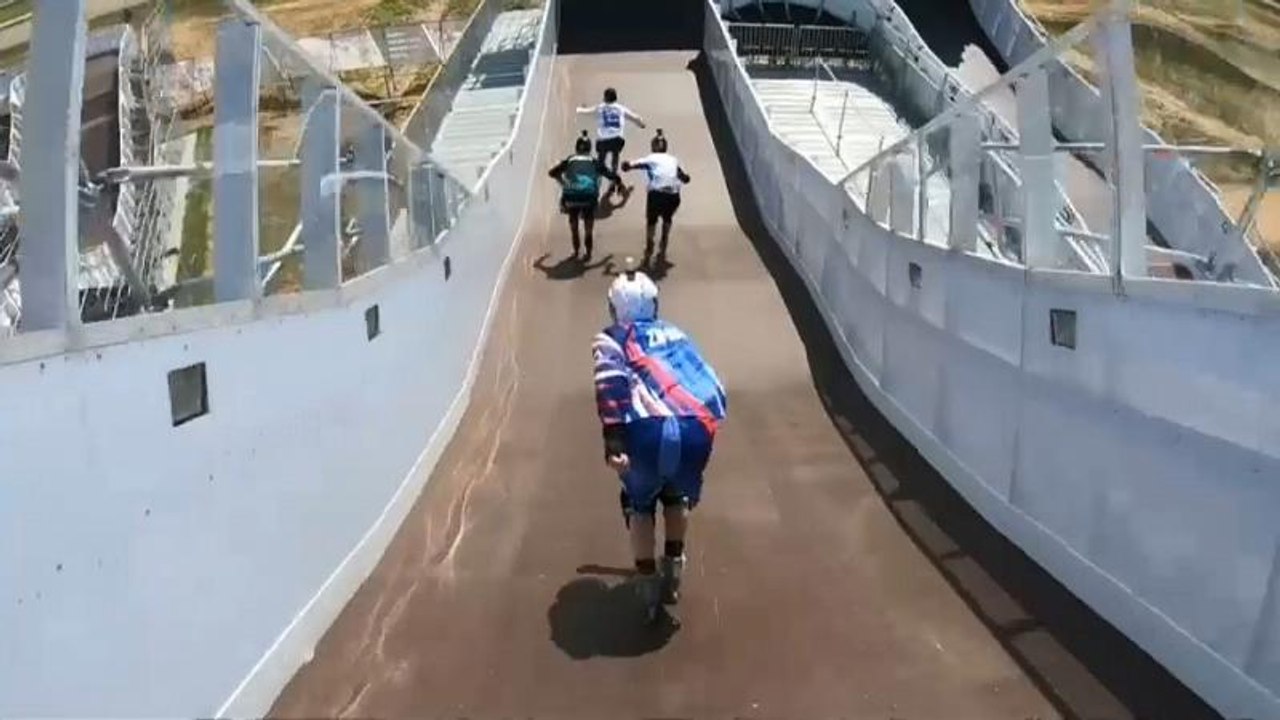 Moskau: Erstes Skate-Cross-Abfahrtsrennen